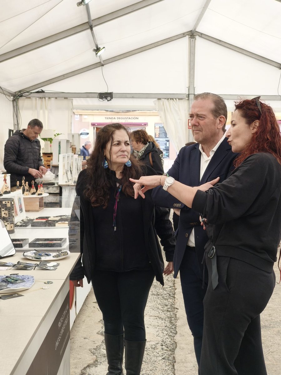 La Feria del Barro #Avialfar abre sus puertas en #Ávila y nosotros no hemos querido perder la oportunidad de conocer los trabajos de los 14 artesanos de toda España que nos visitan. 

👉Hasta el domingo, en la pza Adolfo Suárez.