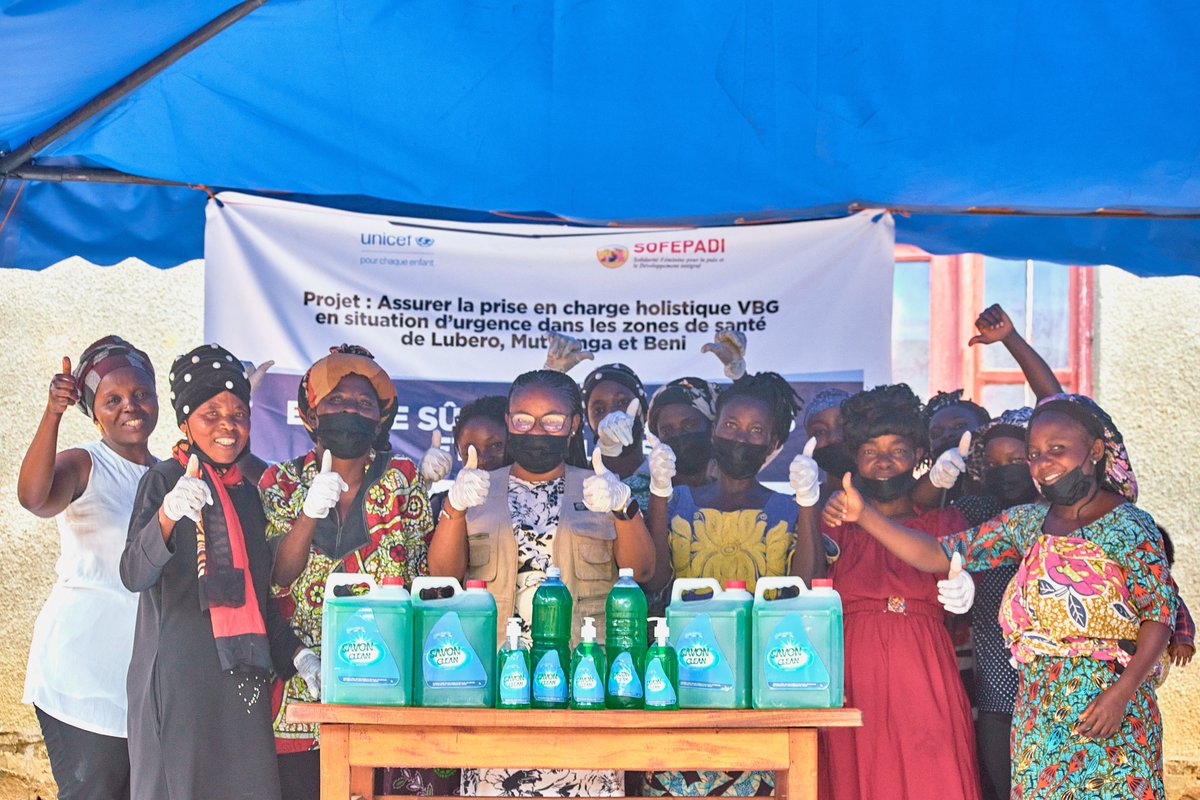 Dans nos espaces sûrs mobiles pour femmes et filles à Beni, Mutwanga et Lubero, elles se réunissent pour bénéficier d'activités de prévention contre les violences basées sur le genre et de formations qui garantissent leur autonomie.
Grâce à des sessions pratiques, elles