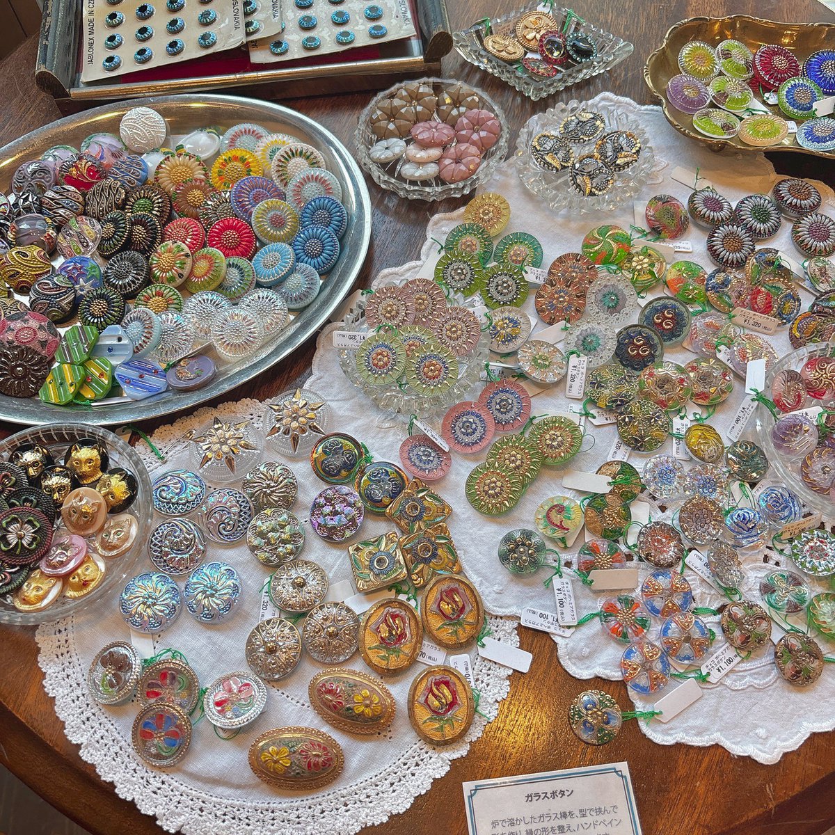 蔵前のhacek（ハーチェク）さんで開催中の、チェコのガラスボタンと