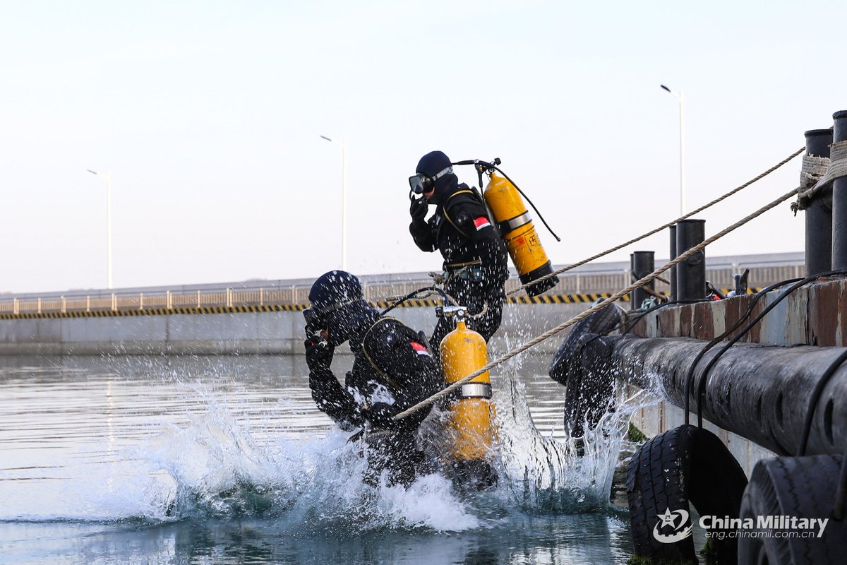 ChinaMilBugle's tweet photo. Go Underwater: #Photos show naval #frogmen assigned to Chinese #PLA #NorthernTheaterCommand diving into the water for underwater training. #Chinamilitary https://t.co/Qwc3myD79n