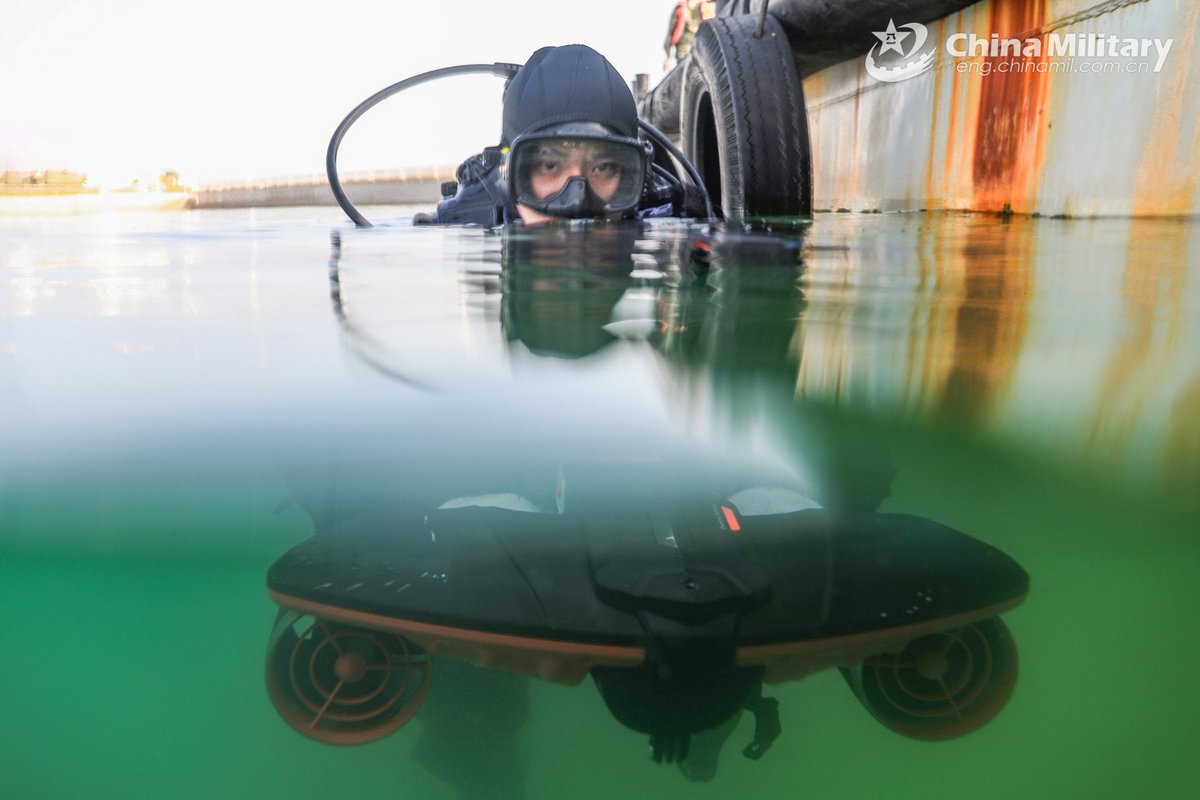 ChinaMilBugle's tweet photo. Go Underwater: #Photos show naval #frogmen assigned to Chinese #PLA #NorthernTheaterCommand diving into the water for underwater training. #Chinamilitary https://t.co/Qwc3myD79n