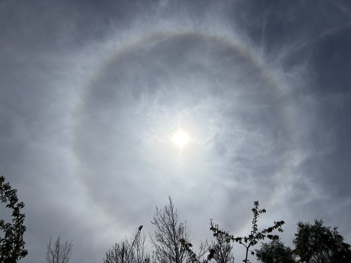 AndyMay36121988's tweet image. Edinburgh.
30/4/25.
Generally, our morning was like pic 1 (1016hrs). Some wispy cr@p, occasional lingering trail but lots of blue (and clear, warm sun)
Then came the whiteout (vid - 1316hrs) over the city. Lovely blue to north!
Then.
Not just a “chembow” but the full halo!!