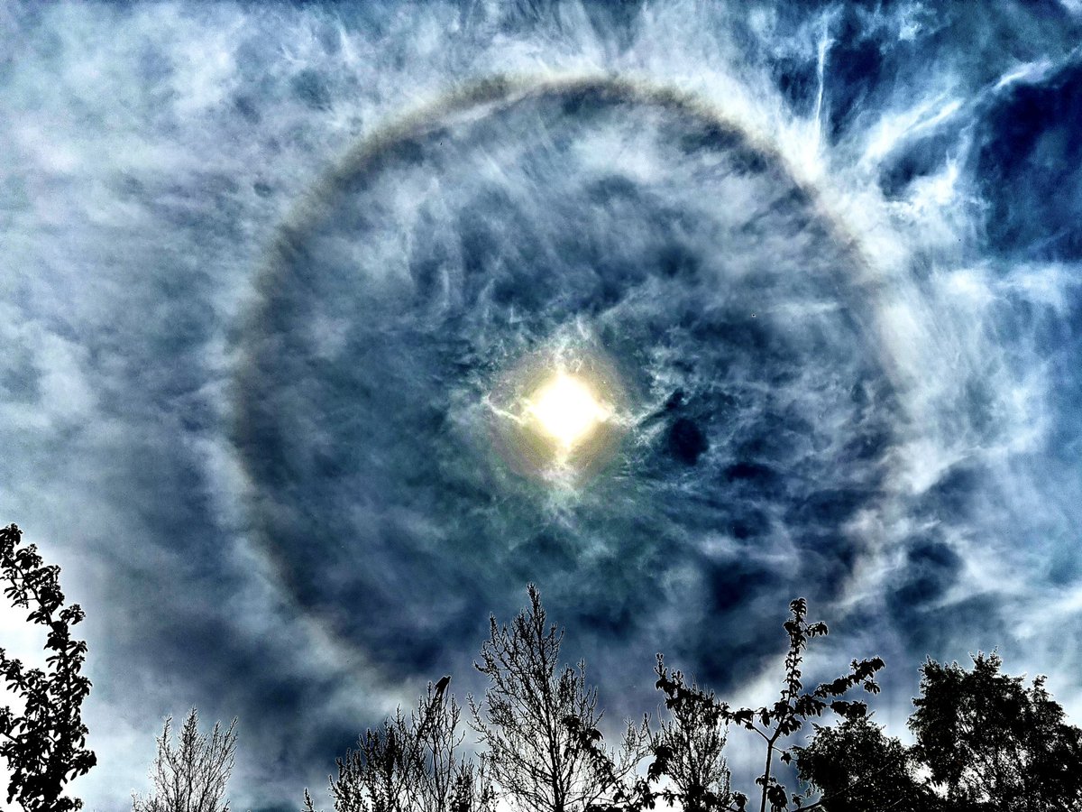 AndyMay36121988's tweet image. Edinburgh.
30/4/25.
Generally, our morning was like pic 1 (1016hrs). Some wispy cr@p, occasional lingering trail but lots of blue (and clear, warm sun)
Then came the whiteout (vid - 1316hrs) over the city. Lovely blue to north!
Then.
Not just a “chembow” but the full halo!!