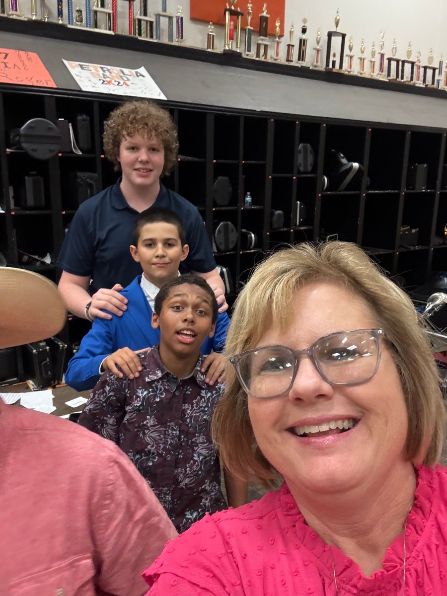 🎶 Mrs. Johnson stopped by the band hall last night to spend time with her students as they got ready to take the stage. These talented Pirates were pumped and ready to perform! 🎺🥁🎷
#PiratePride #PetroliaBand #ReadyToShine #PetroliaFineArts