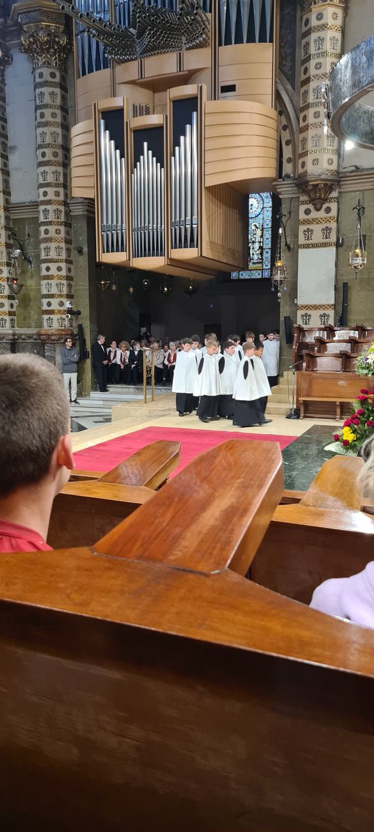Dos dies espectaculars a Montserrat!
L’alumnat de 1r d’ESO hem pogut gaudir d’unes convivències molt entretingudes: hem fet pati amb els escolans, hem jugat a l’Amagada i després hem anat a fer un volt per un entorn privilegiat. 

#santjosepcmgràcia #sjg #viuCM
