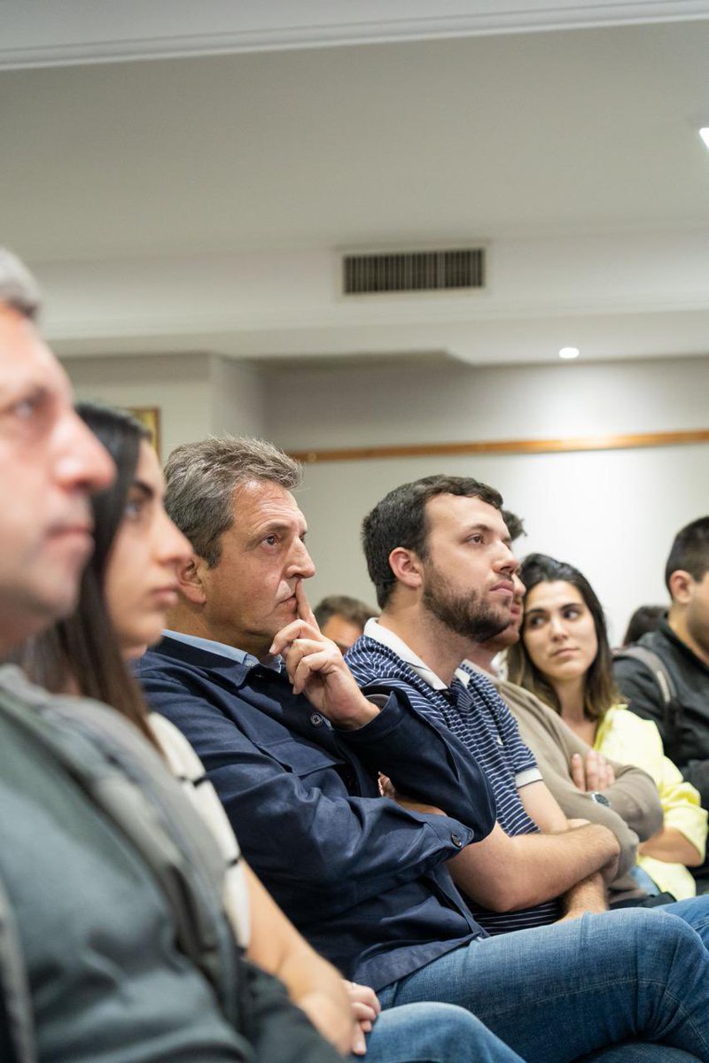 SergioMassa's tweet image. No estamos solo frente a una crisis económica. Estamos frente a un cambio de época. La inteligencia artificial, la automatización y las nuevas formas de trabajar nos obligan a repensar todo: cómo producimos, cómo nos formamos, cómo garantizamos derechos en un mundo que cambia…