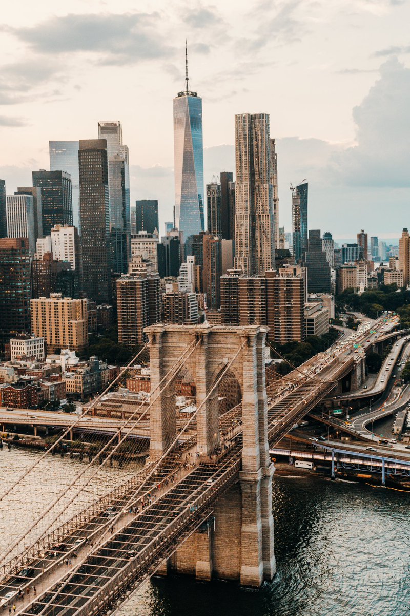Waving as we fly past the Brooklyn Bridge 👋