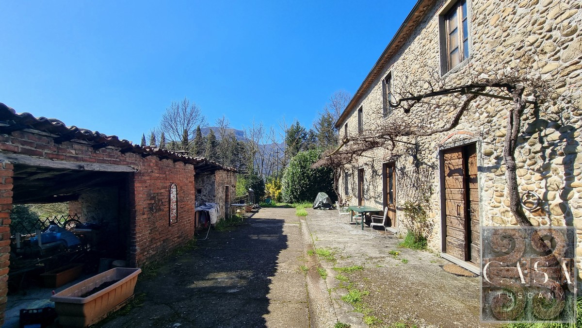 italianhouses's tweet image. 🇮🇹TOSCANA!! Stone farmhouse in the #Tuscan hills of #Barga, dating back to the early 1900s, in a private and panoramic location. €500,000.

#propertyitaly #tuscany #lucca #luxuryhomes
italianhousesforsale.com/property-in-it…