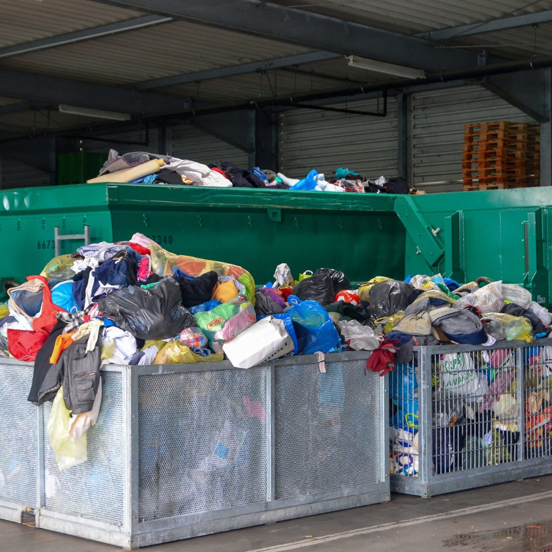 Recycle4Oxford's tweet image. Twitter
🌞 3 months in, Oxford’s freekerbside textiles recycling is going strong! ♻️
Ditch winter layers, old towels &amp;amp; blankets ✅
 🗓️ One collection/month = better for the planet 🌍
Book now 👉 oxford.gov.uk/xfp/form/258
#RecycleTextiles #OxfordRecycles #ClearOutForSummer