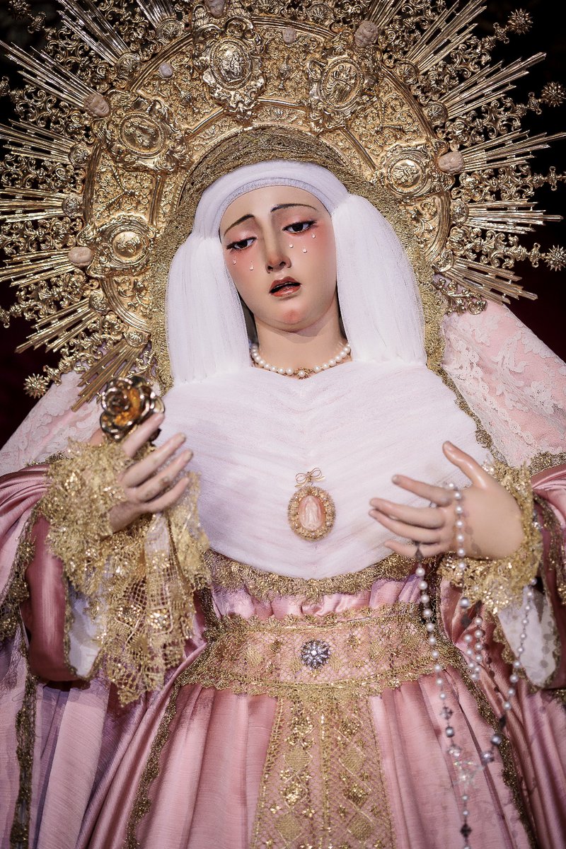 Rotunda.
La primavera siempre le sienta bien a la Reina de las Emperatrices.
¡No las hay más guapas!