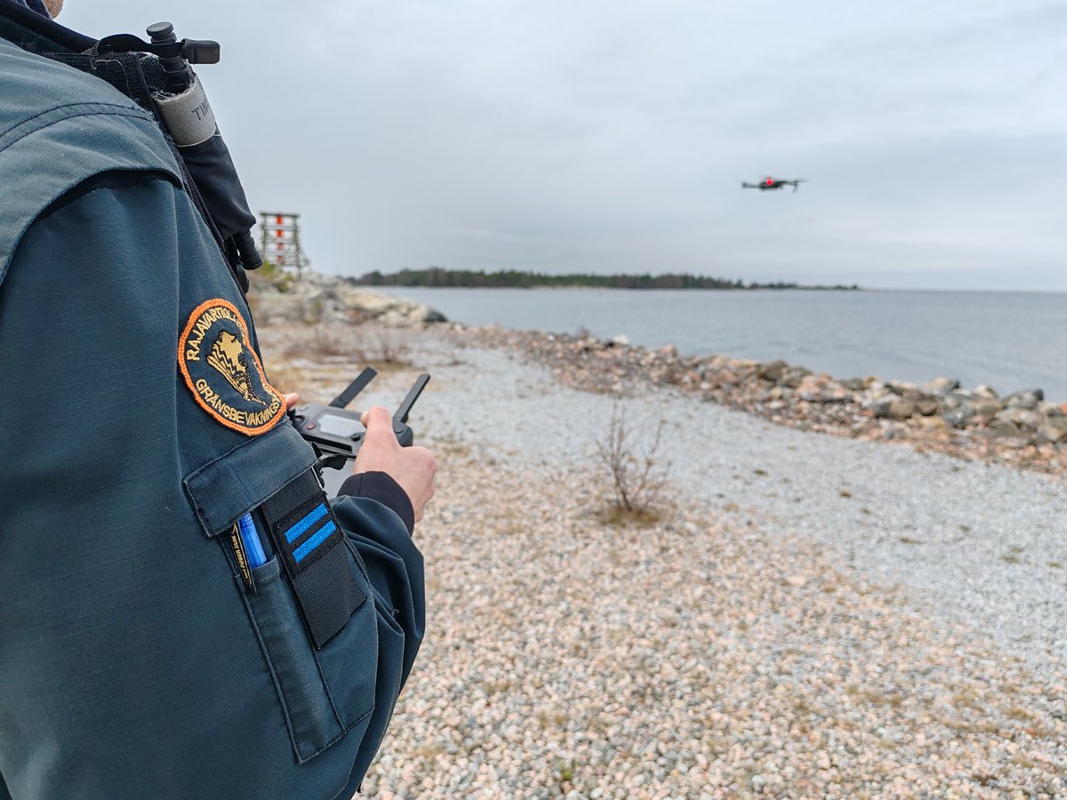 UAS-kalusto (Unmanned Aircraft System) on toimintaa tukeva suorituskyky myös merivartiostossa.
Droneja voidaan hyödyntää etsintä- pelastus- ja valvontatehtävissä. Yksikkömme harjoittelevat ja hyödyntävät UAS-kalustoa päivittäisessä toiminnassaan erityisesti partioiden yhteydessä