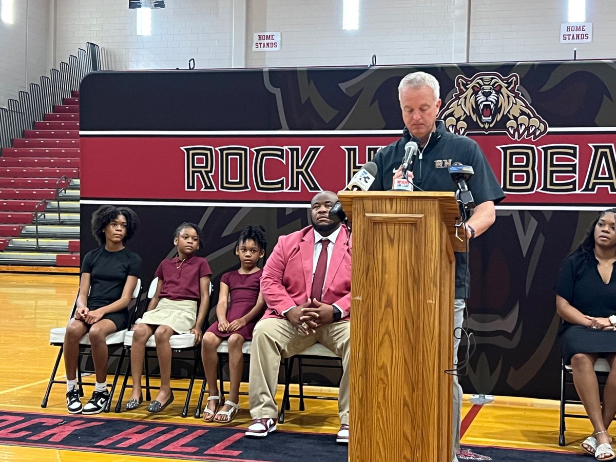 BREAKING…@rhhsbearcatsfb names <a href="/BoulwareLeon/">Coach Boulware</a> it’s new head coach. <a href="/TCuppRadio/">Tyler Cupp</a>