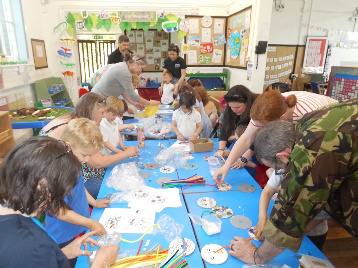🎨✨ Mosaic Magic in Reception! ✨🎨

Reception had a wonderful afternoon taking part in a mosaic workshop led by local artist Sarah Delgado Barter, who specialises in beautiful mosaic creations. The children were fully engaged, showing fantastic creativity.