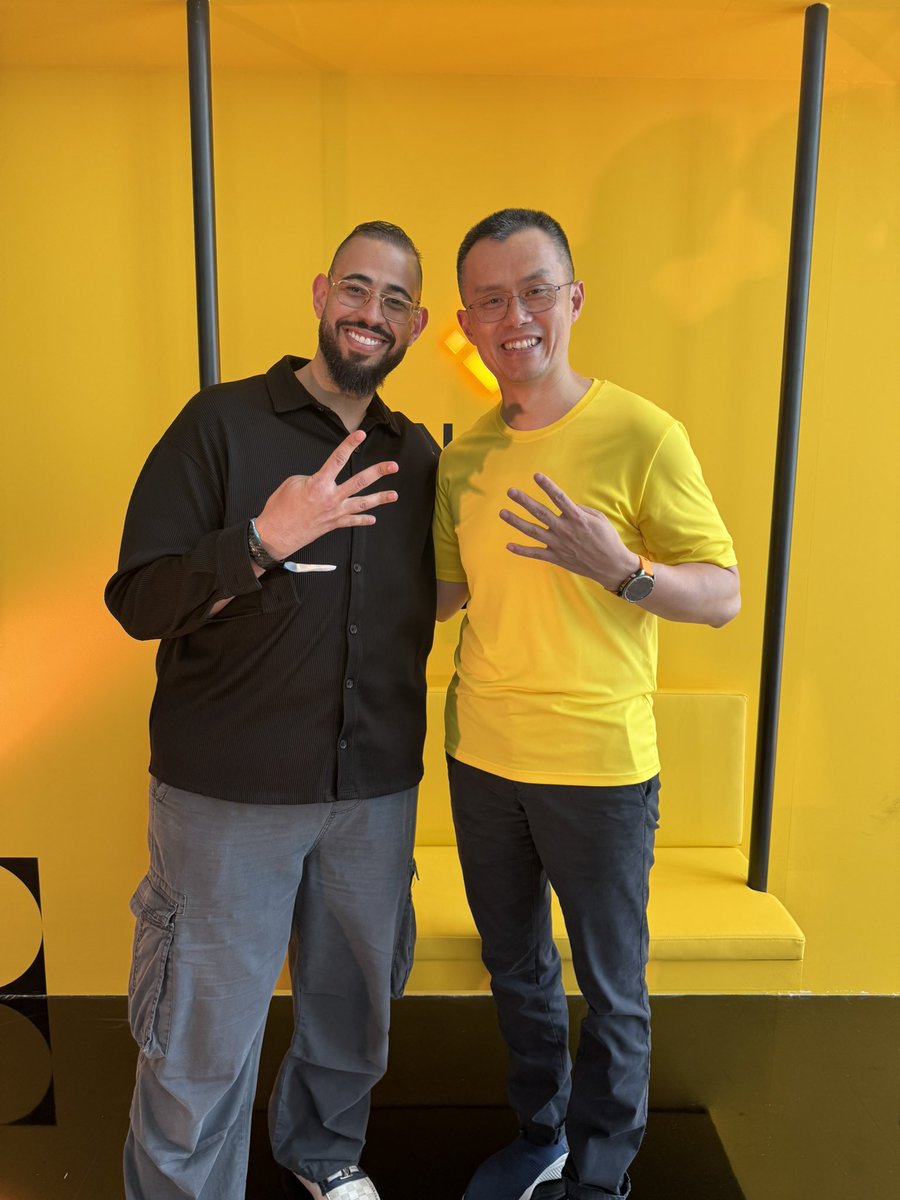 Eljaboom's tweet photo. As usual, I met the best people in crypto at #BinanceClubhouse 
Also, took a picture with a #BNBChain builder. https://t.co/6jvuDYm005
