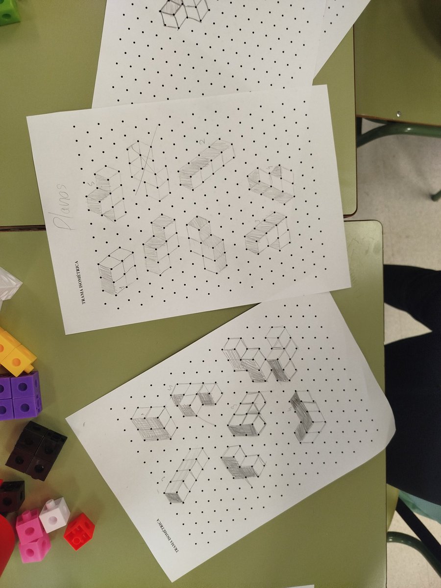 ¿De cuántas formas diferentes puedes juntar 4 baldosas (tetraminós)? ¿Y 5 (pentominós)? ¿No son iguales esta y esta? 
¿Y si usamos policubos? ¿Cuáles tienen "todas las piezas sobre la mesa" y cuáles no? ¿Siguen siendo distintas? 
¿Cómo se dibujarían? 
#Matemáticas #Geometría