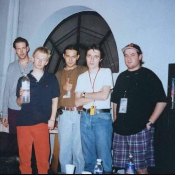 GdlJua's tweet photo. Un día como hoy pero de 1994 estuvieron de visita por Tonalá en el tianguis alfarero de nuestro municipio los integrantes del grupo de rock inglés Radiohead en donde compraron algunas artesanías. 

Ese dia se presentarían en la mítica Sala Roxy donde interpretaron su exito Creep https://t.co/temtNH6K3R