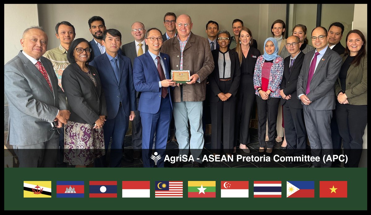 MWPretoria's tweet photo. (1/3) On 29 April 2025, the #ASEAN Pretoria Committee (APC) had a fruitful dialogue with #AgriSA CEO Johann Kotzé &amp; his team including reps from GrainSA, Red Meat Industry Services (RMIS), Agbiz Fruit &amp; Fruit SA.
 
@MalaysiaMFA 
@mpocHQ  
@AgriSA1904 
@DIRCO_ZA  

photo by AgriSA https://t.co/mF8mOi8RY4