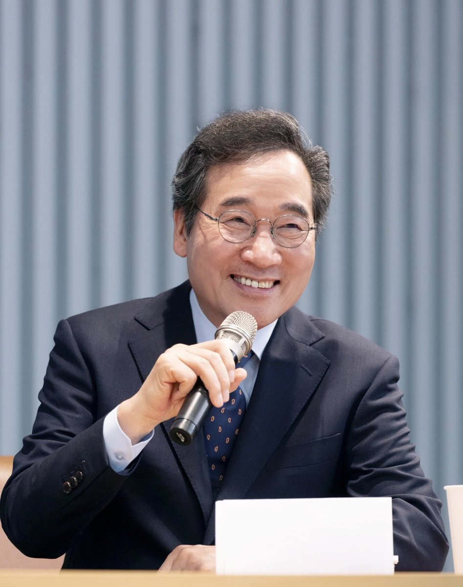 ♧♧국가 지도자의 바른 자세, 당신의 선택은?
#밸런스게임 2.언행일치편
-마이크가 두려운 지도자
-마이크에 성심을 다하는 지도자
#제21대_대통령선거 #이낙연 #내_삶을_지켜주는_나라 #새미래민주당 #제7공화국 #개헌