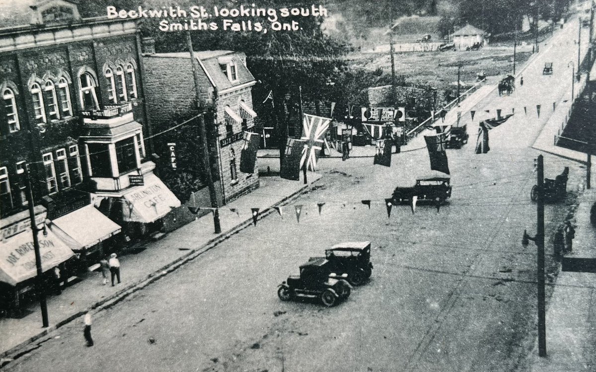 thekeyholehouse's tweet photo. Can you spot the Rotary Swimming Pool near the top right? It was built in 1923. Three decades later it disappeared!
You can read The Vanishing Swimming Pool at the https://t.co/1b4BsKe9cT https://t.co/nDQafFEQqk