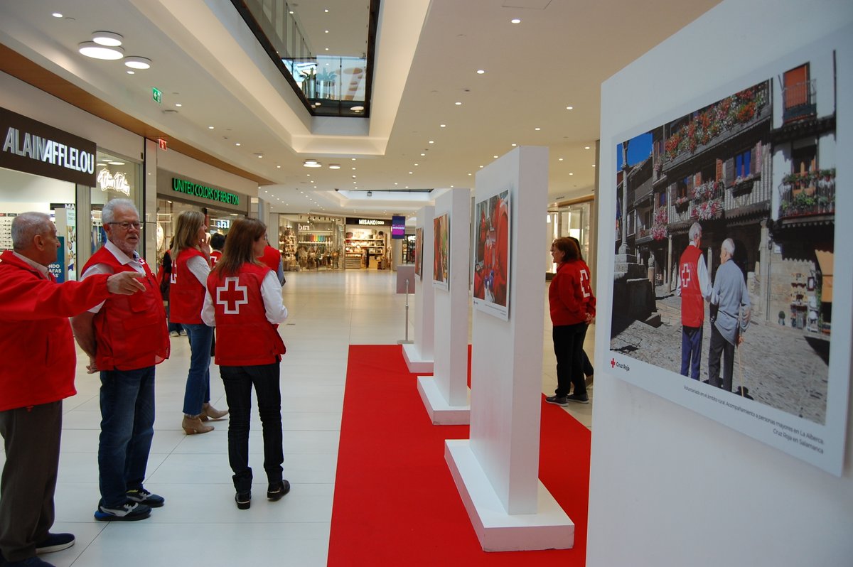 CruzRojaSalaman's tweet photo. El 8 de mayo es el Día Mundial de la Cruz Roja. Un día para seguir rindiendo homenaje al voluntariado y a su compromiso solidario.  Por eso, agradecemos a @CCElTormes que acoja esta exposición fotográfica para visibilizar la destacada labor voluntaria en la provincia de Salamanca https://t.co/txgg2Clx4X