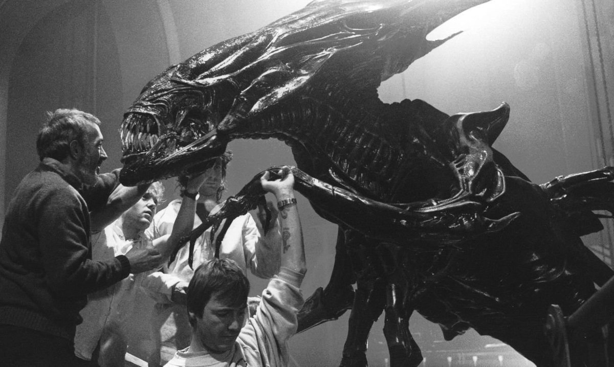 bojack_h90's tweet photo. El espectacular e imponente 'animatronic' de la Reina Alien es uno de los mejores y más recordados trabajos del fallecido Stan Winston, el cual ganó 1 de sus 4 #Oscars con esta película. https://t.co/WvIJs7GdrH