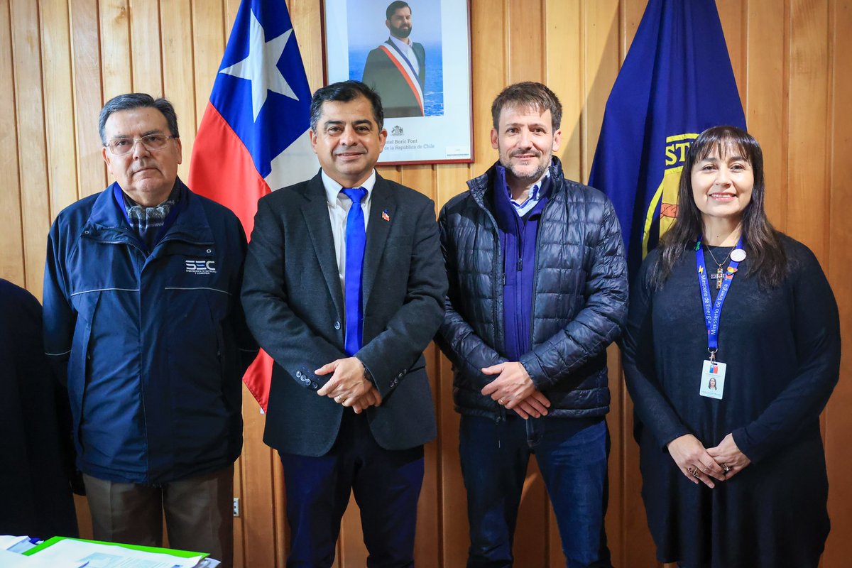 Ministerio de Energía (@minenergia) on Twitter photo En #Valdivia, el ministro Diego Pardow, la seremi de <a href="/EnergiaLosRios/">Energía Los Ríos</a>, Claudia Lopetegui y el director regional de la <a href="/SEC_cl/">Superintendencia de Electricidad y Combustibles</a> Osman Obreque se reunieron con el <a href="/DPRLosRios/">Delegación Presidencial Regional de Los Ríos</a>, Jorge Alvial Pantoja, para dialogar sobre los desafíos energéticos de la región. ⚡️ En #Valdivia, el ministro Diego Pardow, la seremi de <a href="/EnergiaLosRios/">Energía Los Ríos</a>, Claudia Lopetegui y el director regional de la <a href="/SEC_cl/">Superintendencia de Electricidad y Combustibles</a> Osman Obreque se reunieron con el <a href="/DPRLosRios/">Delegación Presidencial Regional de Los Ríos</a>, Jorge Alvial Pantoja, para dialogar sobre los desafíos energéticos de la región. ⚡️