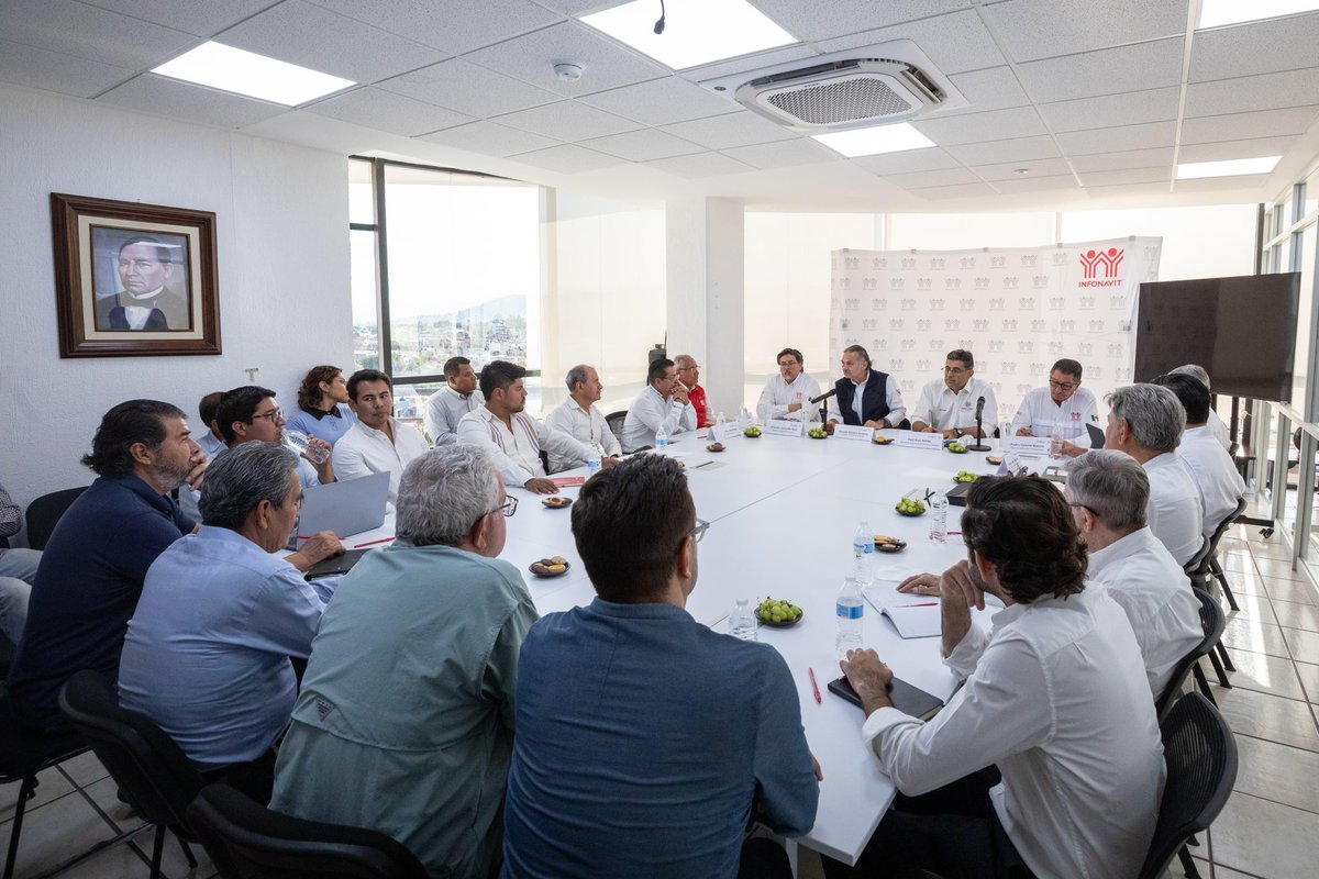 Durante nuestra gira de trabajo por Oaxaca, visitamos un predio en San Jacinto Amilpas donde se van a desarrollar las primeras 160 viviendas del programa #ViviendaParaElBienestar, que impulsa la Presidenta <a href="/Claudiashein/">Claudia Sheinbaum Pardo</a>. Este proyecto beneficiará a derechohabientes del <a href="/Infonavit/">Infonavit</a>