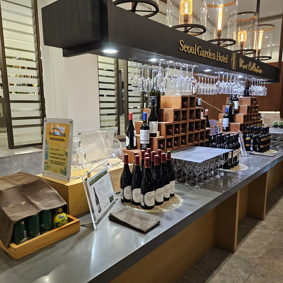 ひさびさにホテルのビュッフェ。牛・ラム・ふぐ皮、全部いったよ。料理もデザートもワインも全部レベル高かった。“高そうなやつ”だけ攻めるのもアリ。きのこポタージュがおいしかった。

서울가든호텔 라스텔라
ソウルガーデンホテル
ラ・ステラ

서울 마포구 마포대로 58 서울가든호텔 1층