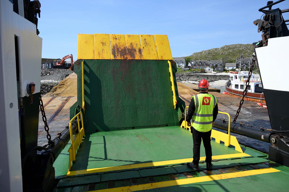 The Prince and Princess of Wales (@kensingtonroyal) on Twitter photo Onwards to Iona! Great to meet the team behind the ferry crossing from Fionnphort to Iona. These ferry routes are lifeline of island life, connecting people, goods, and opportunity across the water. Onwards to Iona! Great to meet the team behind the ferry crossing from Fionnphort to Iona. These ferry routes are lifeline of island life, connecting people, goods, and opportunity across the water.