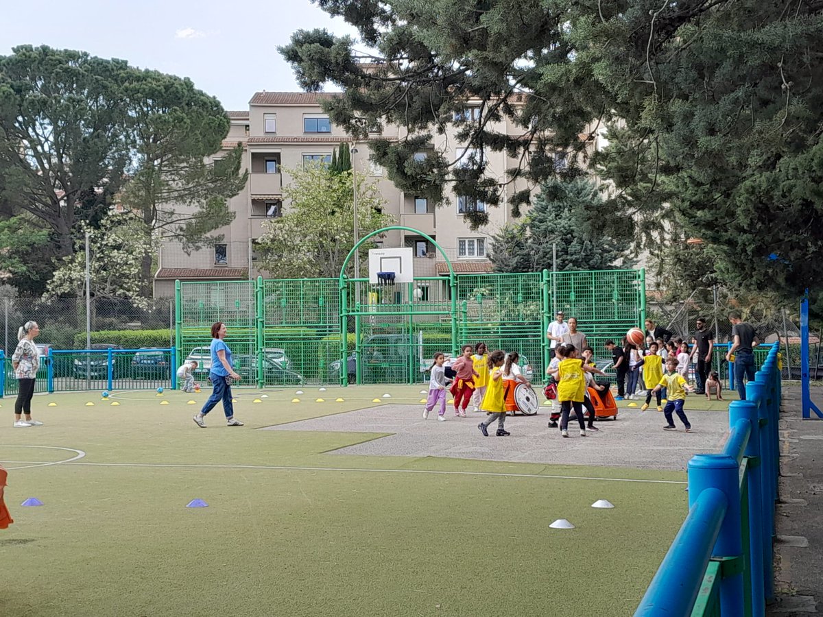 departement13's tweet photo. 💪 Connaissez-vous le #sport #inclusif ❓
Pour sensibiliser au #handisport et faire tomber les barrières, notre #MPJS d'#AixEnProvence a organisé une journée où 162 participants ont profité, entre autres, d'initiations et de jeux ludiques par des associations locales. https://t.co/tJbdA3NZT0
