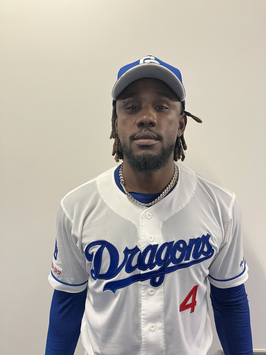 DragonsOfficial's tweet photo. どらほ〜！

今期初のサヨナラ勝ち‼️

今日のヒーローはこの人！

#カリステ 選手

ご声援ありがとうございました！

#どらポジ　#中日ドラゴンズ https://t.co/G2GfIqQNYT