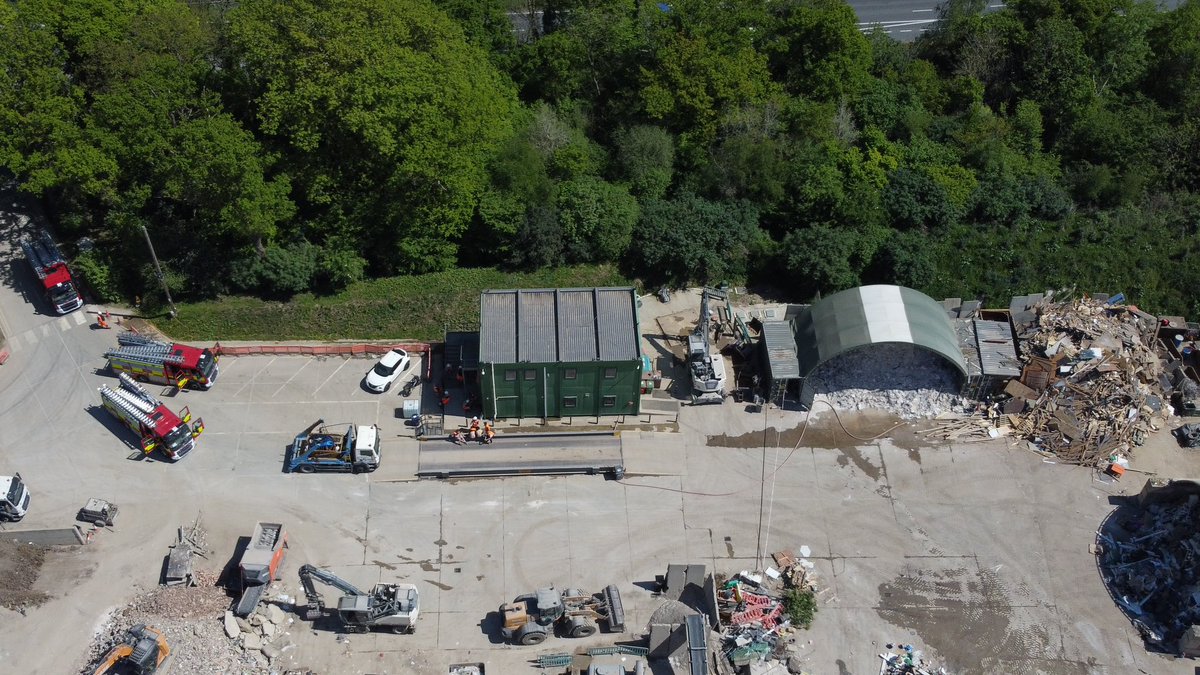 EchoDan11's tweet image. #polegate #hailsham #A22 - 3 pumps at pj mini skips - no sign of smoke but possible fire now out - @EastSussexNews @BBCSussex @brightonargus @Eastbournenews