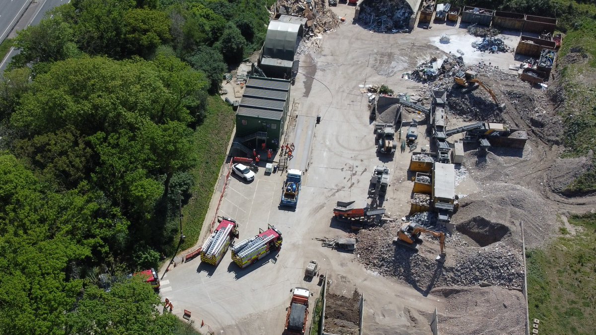 EchoDan11's tweet image. #polegate #hailsham #A22 - 3 pumps at pj mini skips - no sign of smoke but possible fire now out - @EastSussexNews @BBCSussex @brightonargus @Eastbournenews