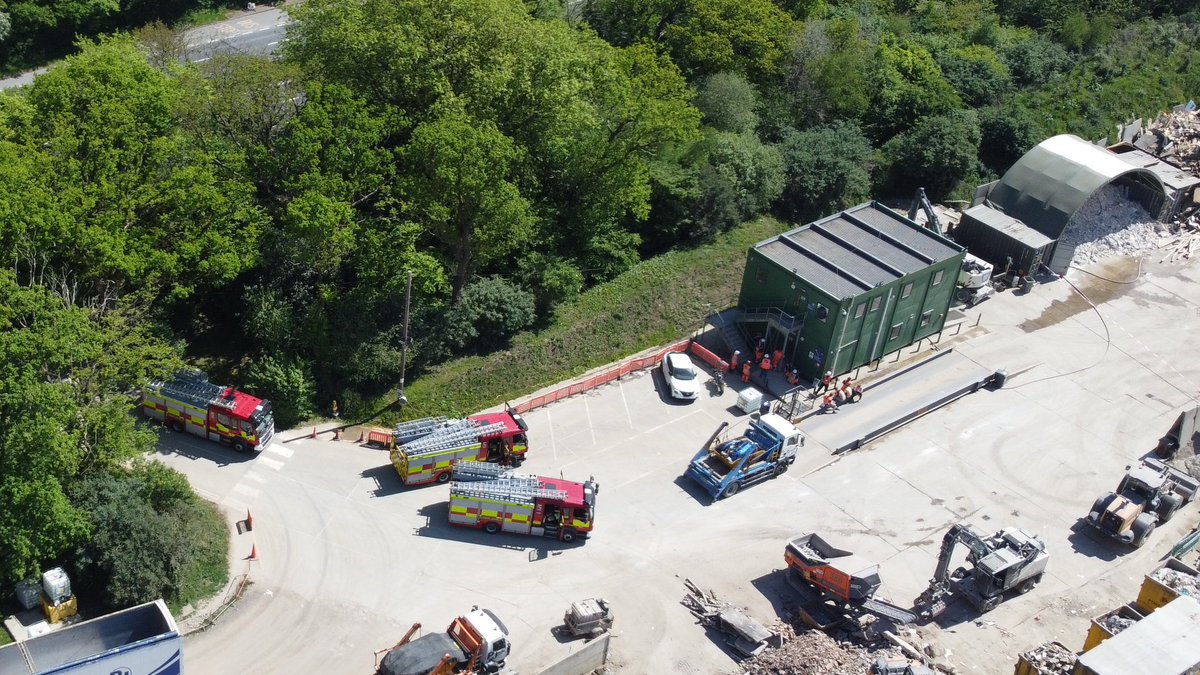 EchoDan11's tweet image. #polegate #hailsham #A22 - 3 pumps at pj mini skips - no sign of smoke but possible fire now out - @EastSussexNews @BBCSussex @brightonargus @Eastbournenews