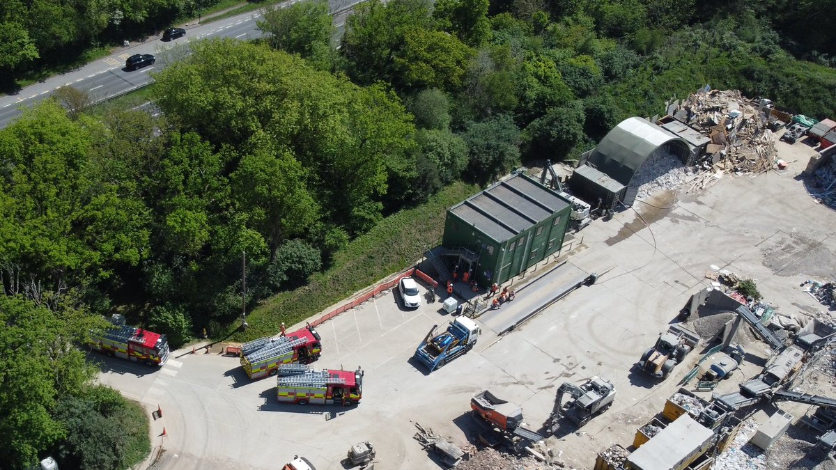 EchoDan11's tweet image. #polegate #hailsham #A22 - 3 pumps at pj mini skips - no sign of smoke but possible fire now out - @EastSussexNews @BBCSussex @brightonargus @Eastbournenews