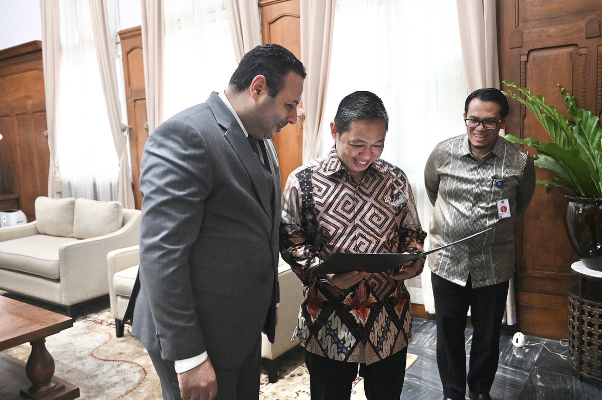 Saya mendapat pelajaran budaya baru lewat lukisan “Tbourida” dari Maroko. Lukisan indah ini diserahkan oleh Kuasa Usaha Ad Interim (KUAI) Kedutaan Maroko di Indonesia Mr. Mohammed Faouzi Touiger.