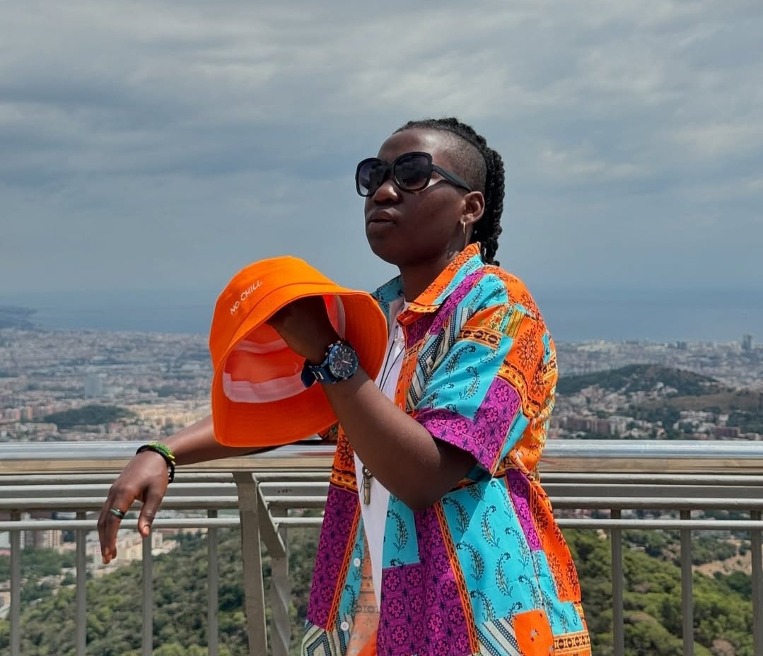 Chemical sasa rasmi ni Daktari.

Si Dakitari wa binadamu bali Daktari wa Sayansi!

Tanzania inazidi kuandika historia kupitia vipaji vya kipekee — kutoka kwenye freestyle hadi kwenye PhD.

Dr. Claudia Lubao aka Dr. Chemical — salute!

Thread:👇