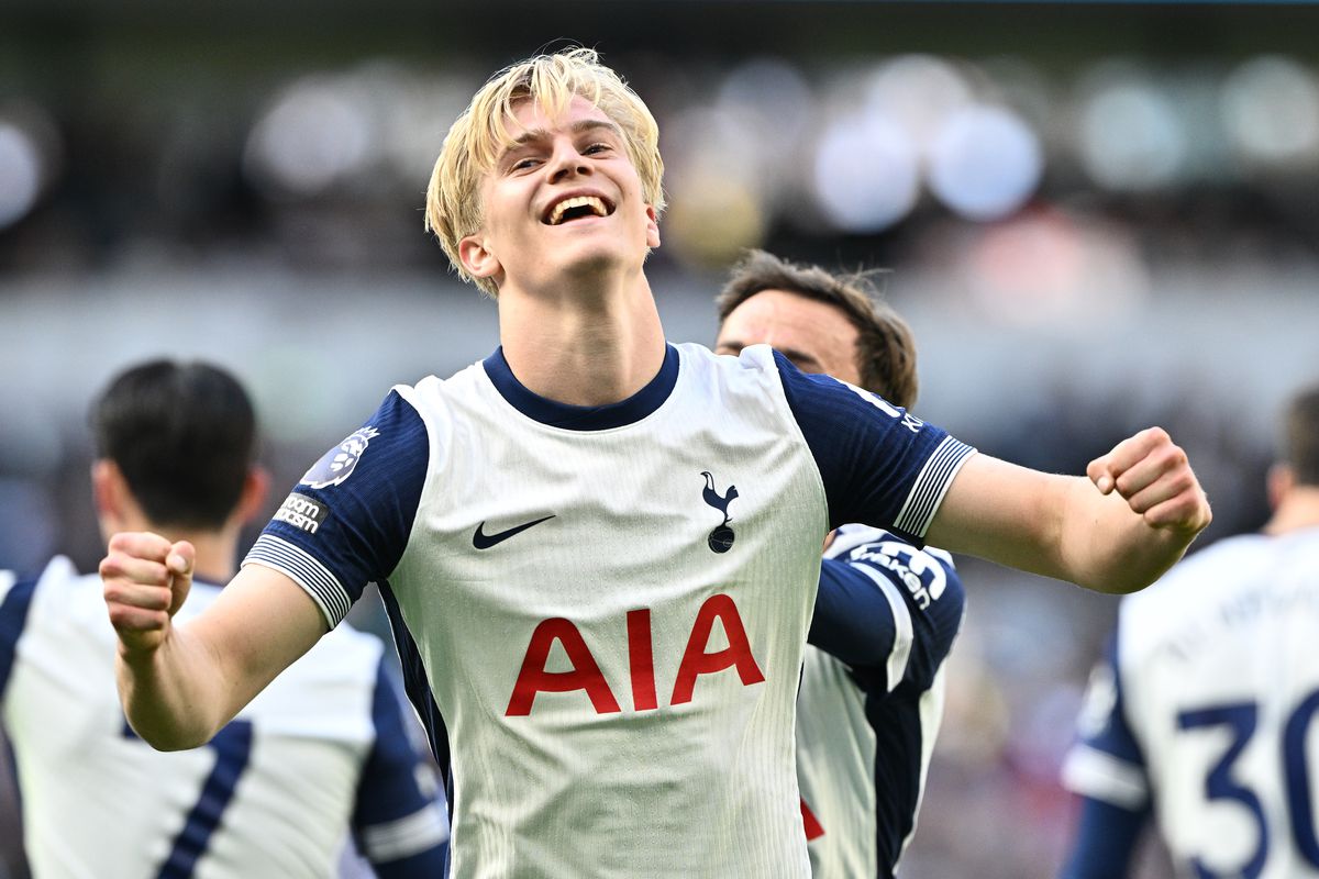 Lucas Bergvall: “I’m really excited and really grateful to everyone who has helped me and I’m excited for this journey to continue.
"It’s a club with great ambitions, I’m really enjoying being here and playing for this amazing football club.
“I’ve learned a lot. Coming to a new