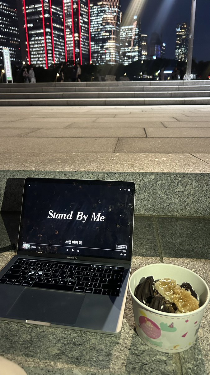 오늘 날씨가 좋아서 요아정 사와가지구 친구랑 여의도 한강공원에 냅다 앉아서 <스탠 바이 미> 를 봤네요 놀라운 건 영화 보기 직전에 나눴던 대화가...