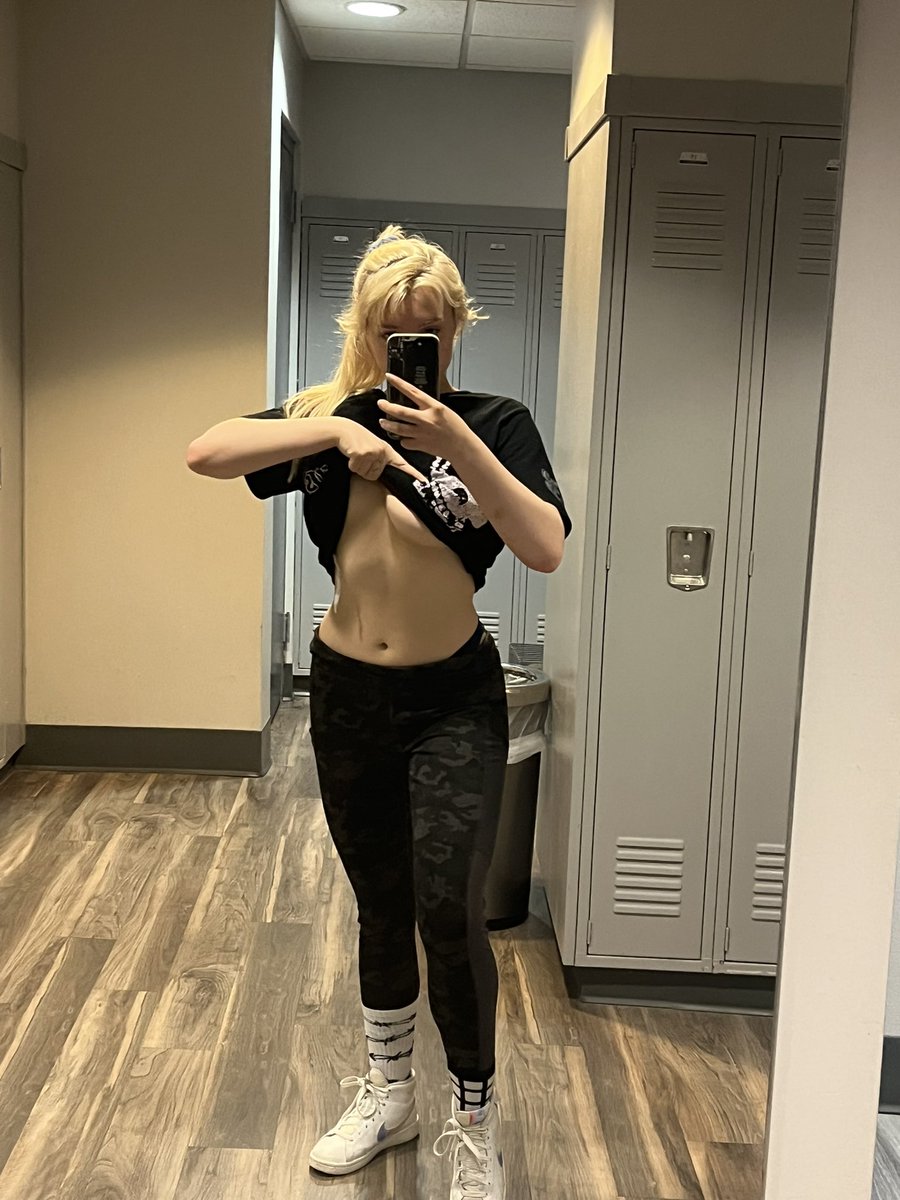 kittimatrix's tweet photo. Broke my nail at the gym today :’( https://t.co/O44xNukxMD