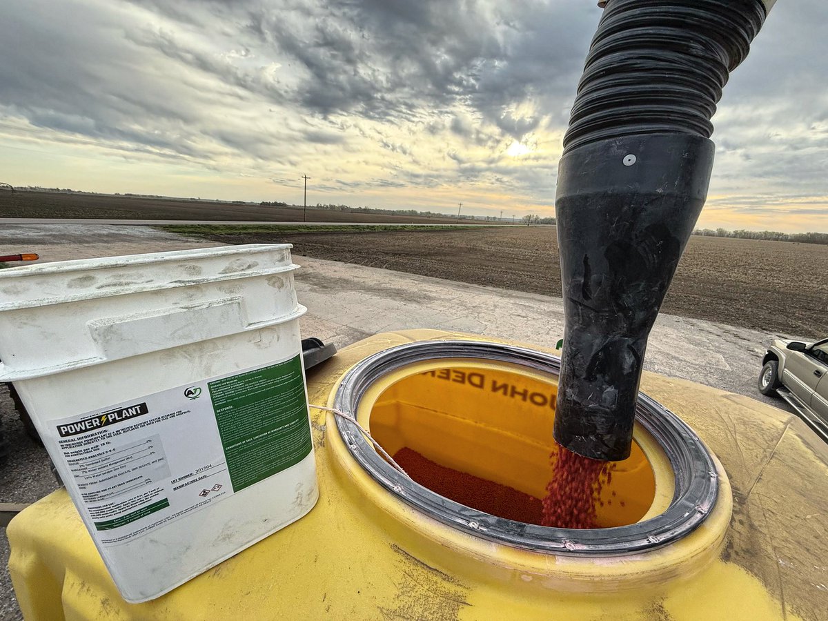 DirectEntInc's tweet photo. Bringing the heat ⚡️⚡️⚡️
Ask @Qconnealy19 how to take advantage of #NutriCharge technology on your farm!
#theDEIdifference #agronomy #soybeans #corn #wheat #cropresidue #agriculture #farming #seedtreatment #seedtreater #AT500H #plant25 #planterbox #infurrow @AgrotechUSA https://t.co/5aUNMPif7V