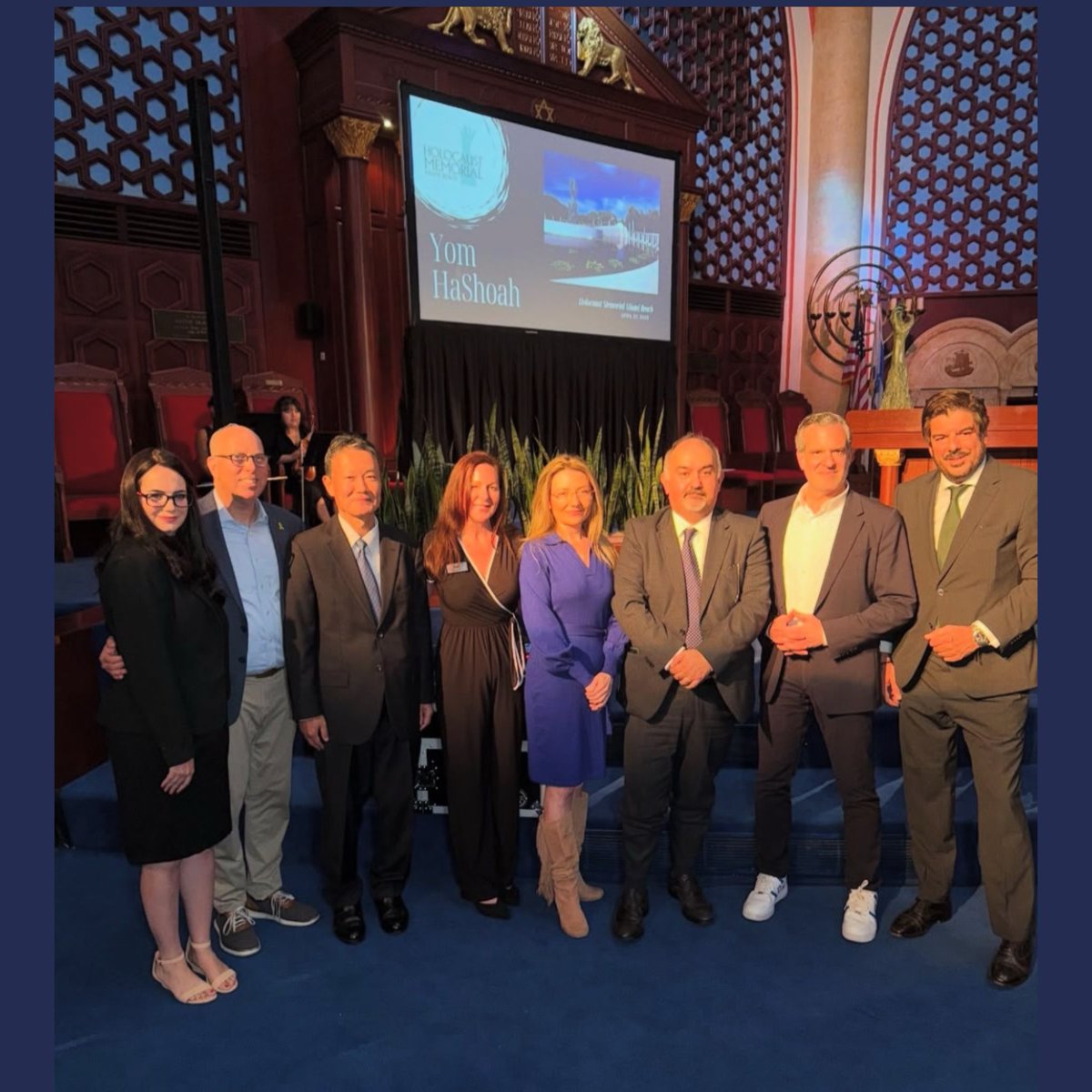 Participamos del Yom Hashoa 🕯️✡️ 🙏🏼en el @templeemanuel_sobe organizado por @holocaustmemorialmiamibeach junto con @israelinmiami @ayelletblack @mayordlc @stevenmeiner @mayorlarisasvechin
