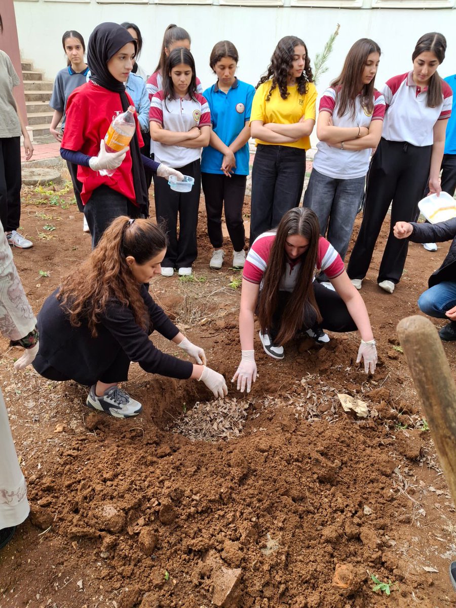 dbakirmemsaglik's tweet photo. Öğrencilerimizde çevre bilinci uyandırmak, geri dönüşüm konusunda farkındalık sağlamak amacıyla  kompost gübre çalışması gerçekleştirdik.

📍Diyarbakır/Bağlar

@tcmeb @Yusuf__Tekin @meb_dhgm
@omurfatih @mebisgb @ozkan_meb
@Murat4Kucukali @berhuni47 @BaglarMEM21 @MustafaKndrn21 https://t.co/m6jN1DIidv