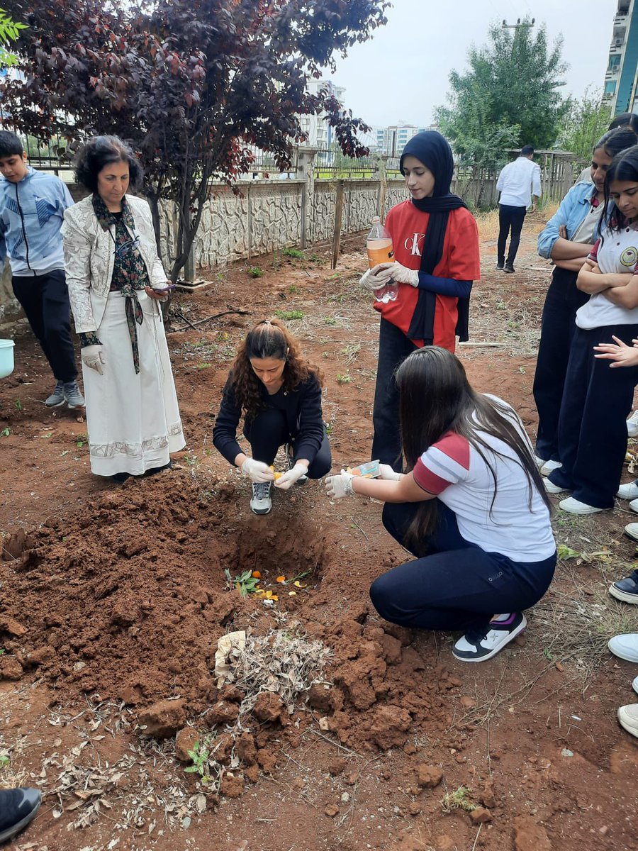 dbakirmemsaglik's tweet photo. Öğrencilerimizde çevre bilinci uyandırmak, geri dönüşüm konusunda farkındalık sağlamak amacıyla  kompost gübre çalışması gerçekleştirdik.

📍Diyarbakır/Bağlar

@tcmeb @Yusuf__Tekin @meb_dhgm
@omurfatih @mebisgb @ozkan_meb
@Murat4Kucukali @berhuni47 @BaglarMEM21 @MustafaKndrn21 https://t.co/m6jN1DIidv