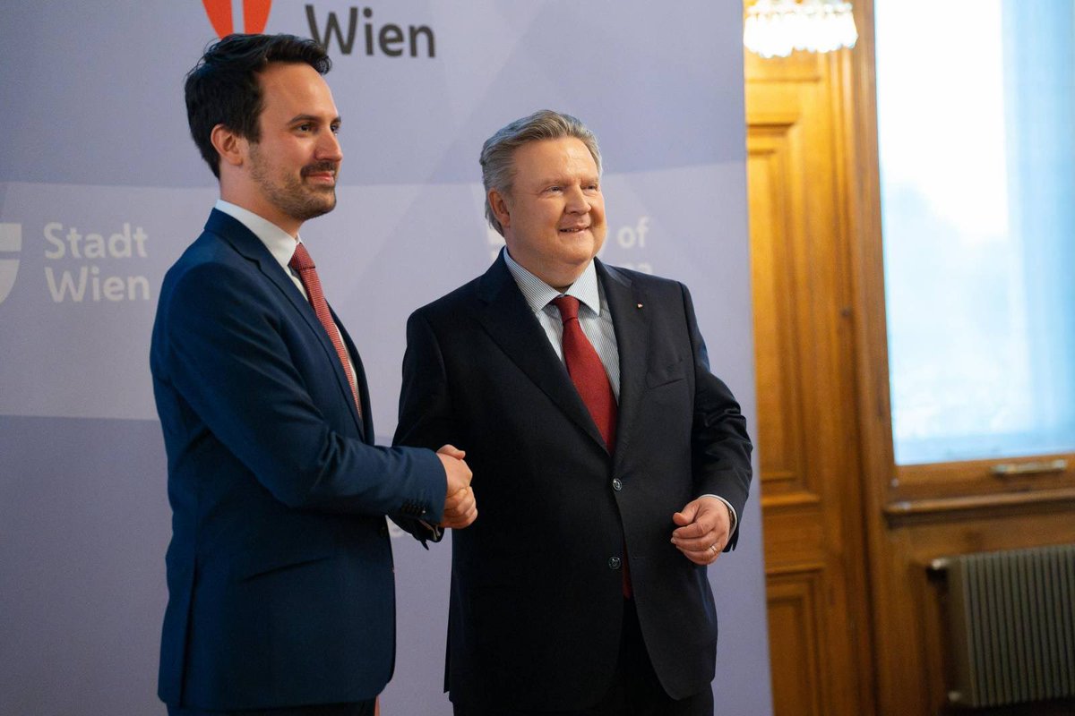 BgmLudwig's tweet photo. Zum Auftakt der Sondierungsgespräche habe ich heute @chriswiederkehr und sein Team der @NeosWien bei mir im Büro empfangen. Unser Austausch über die wichtigsten Zukunftsthemen der Stadt verlief in guter und konstruktiver Atmosphäre. https://t.co/VyA41gVwyt