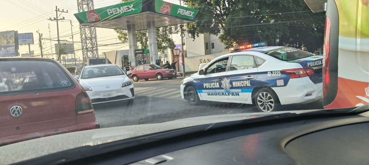 maraof's tweet photo. @isaacsolar, @GobNau , @PoliciaNau ,@Imagen_Mx ,@telediario , @franciscozea , @VILLALVAZO13 ,para no variar los policías de Naucalpanhaciendo lo que quieren más de 30 min parado y estorbando al tránsito vehicular, pero no fuera uno como ciudadano porque se bajan todos prepotentes https://t.co/y8i4KuKbut
