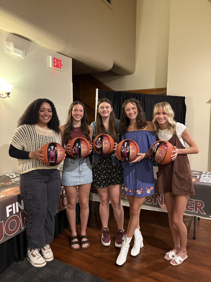 🏀 2024-2025 Basketball Banquet 🏀
Such a fun way to celebrate these special ladies &amp; their incredible accomplishments!! Thank you to all the parents and family members who were able to come.