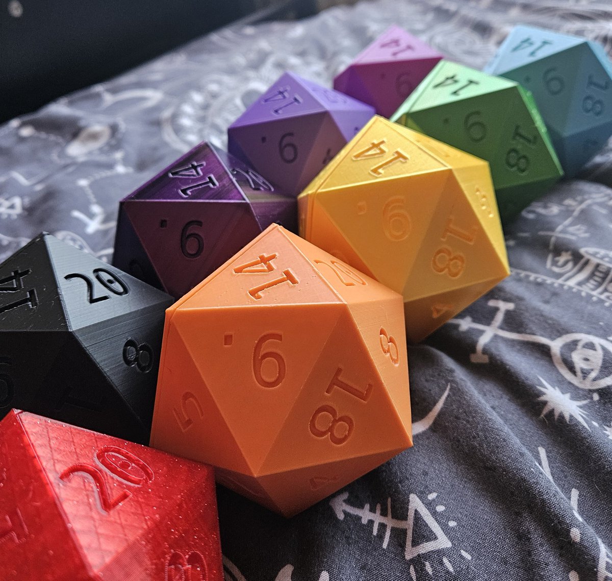 The full colour range of our D20 of Holding, which holds 3 sets of dice and swivels shut with a satisfying 'click'. Available here tabletoptinkering.com/products/d20-o…

#smallbusiness #ttrpg #dicegoblin #dice #dnd #giftidea #dungeonsanddragons #3dprinting