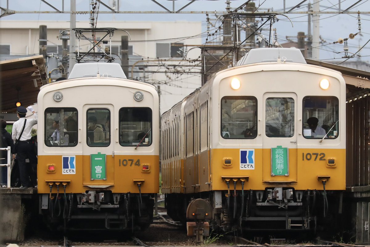 tttmo112's tweet photo. 1071号-1072号の塗装変更に伴い、琴平線塗装の1070形並びは見納めになるらしい… https://t.co/fwRl3U0lcr