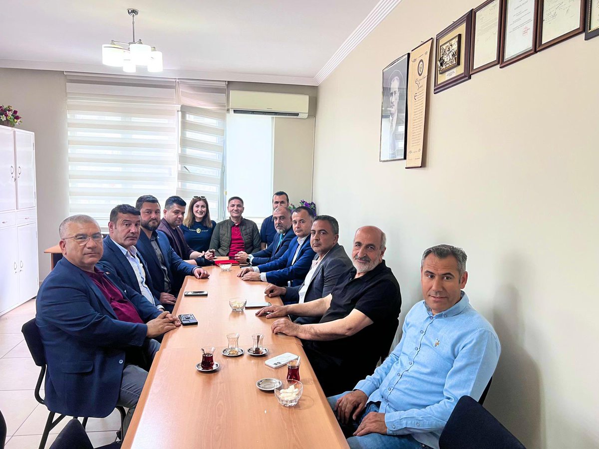 Nizip Ak Parti İlçe Başkanı Ecz. Yakup KARAKUŞ ve İlçe Teşkilatı olarak 8. bölge Gaziantep Eczacı Odası Nizip temsilcisi, aynı zamanda önceki dönem Ak Parti İlçe Başkan Yardımcımız  Fatih BOZKURT bey ziyaret edilip plaket takdim edildi.